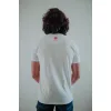Camiseta branca expulsa louca