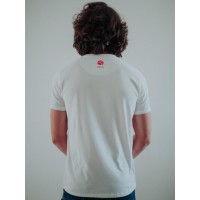 Camiseta branca expulsa louca